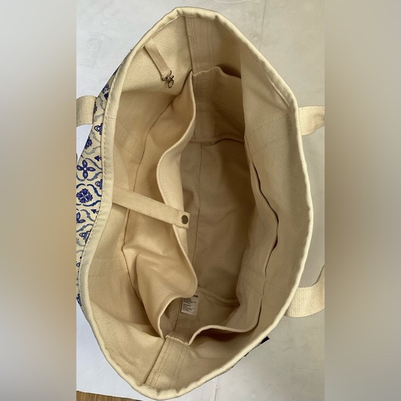 Lands end Large Blue and White Floral , open Tote Bag, 100% cotton canvas. - Picture 6 of 11